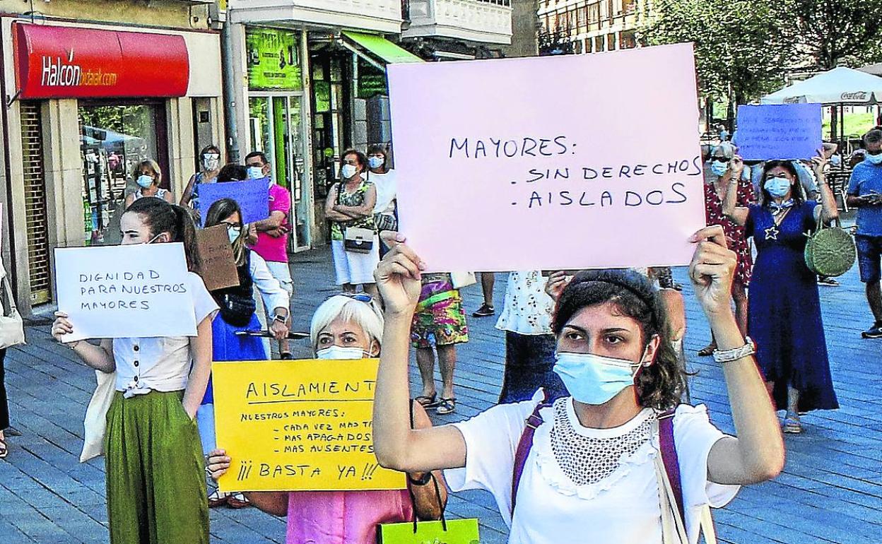 Familiares de personas mayores, en la protesta del sábado.