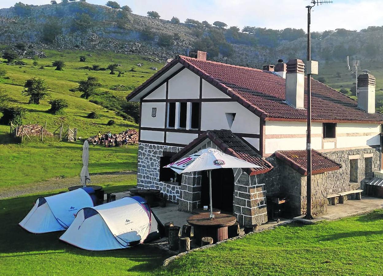 Dos tiendas instaladas junto al refugio del Gobeia, en las campas de Arraba, una imagen inusual en décadas. 