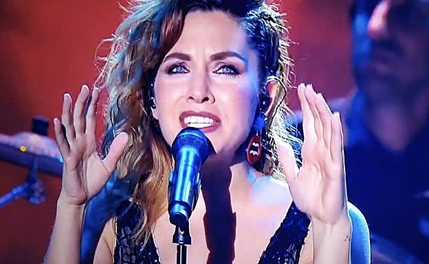 Leire Martínez con los pendientes de María Zárate en la final de OT.