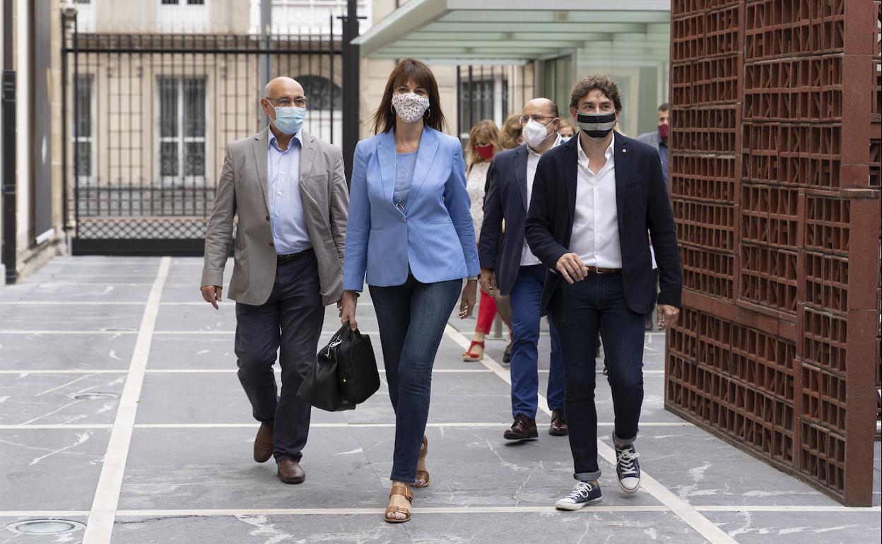 Idoia Mendia, Eneko Andueza, a la derecha, y José Antonio Pastor en el Parlamento vasco. E