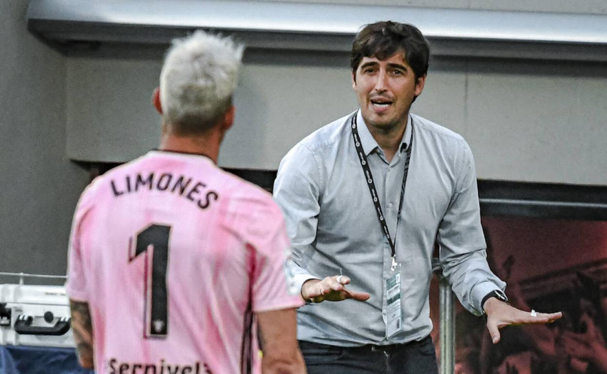 Iraola da instrucciones en un partido del Mirandés.