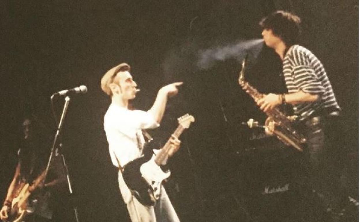 El saxofonista José Luis Nieto junto a Fito, en un concierto de 'Platero y Tú'. 