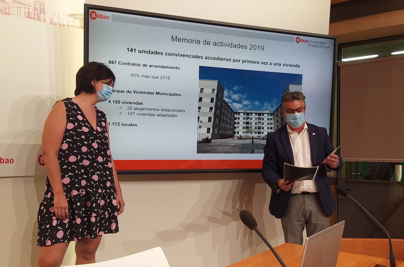 Eider Bilbao y Jon Bilbao, en la presentación de la memoria anual de Viviendas Municipales.