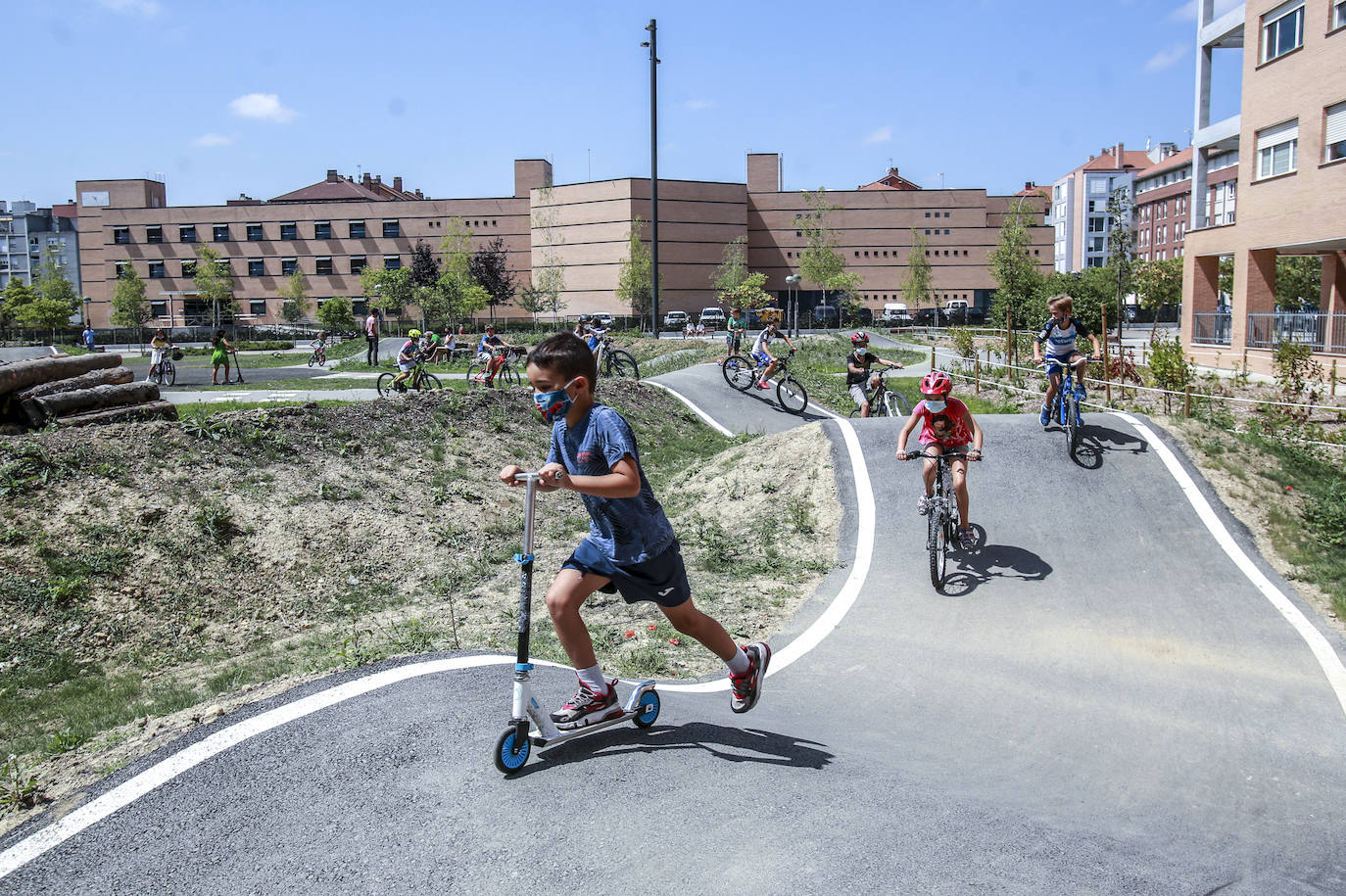 El nuevo circuito de BMX situado en la parcela interior de las calles Zarautz, Getaria y Baiona. 