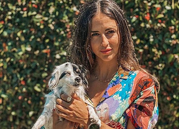 Carmen Esperanza con uno de sus perros.