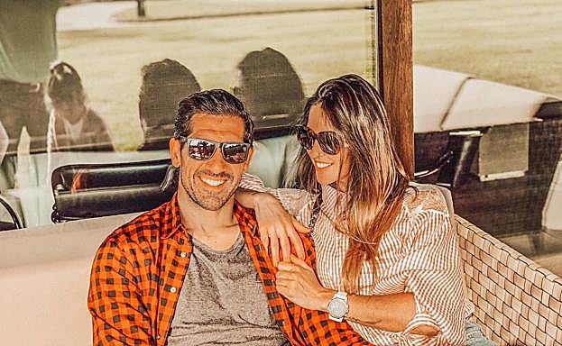 Carmen y Gorka en su casa de Getxo.