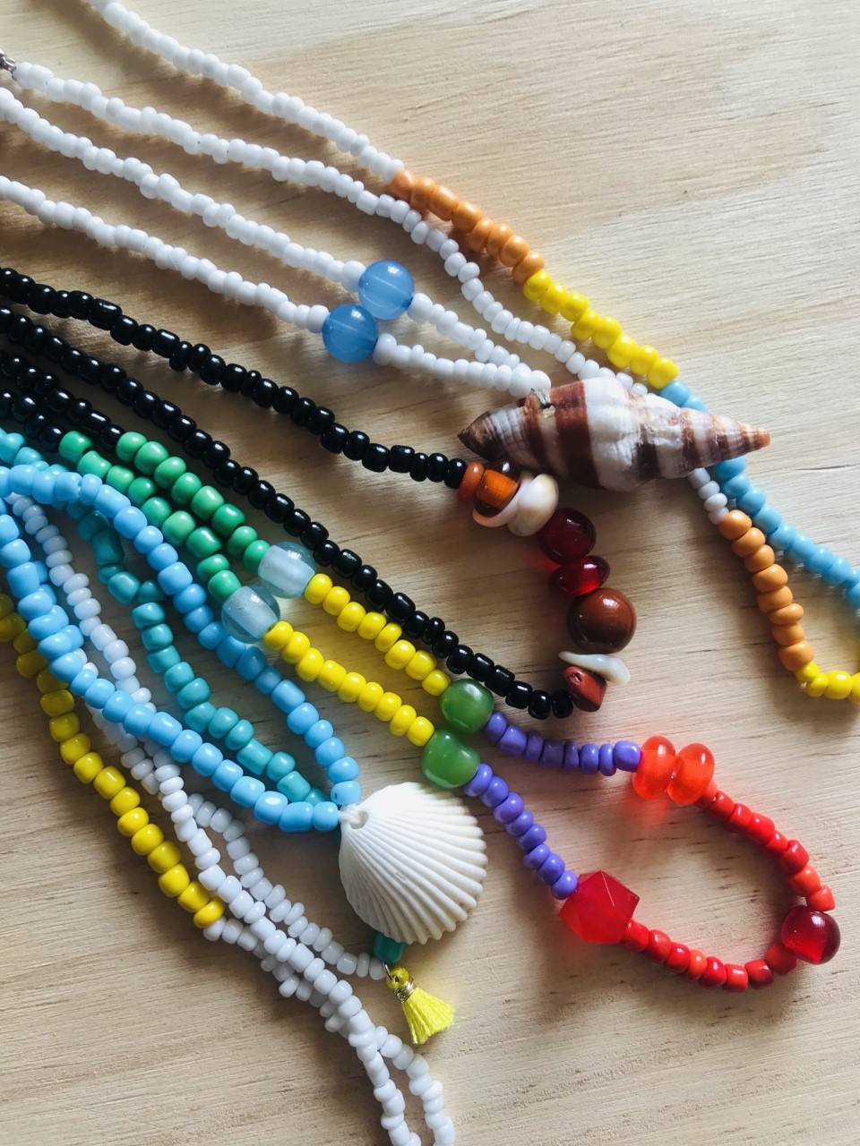 Fotos: La familia de Getxo que pasó de hacer collares y pulseras en la cuarentena a fundar su firma de bisutería