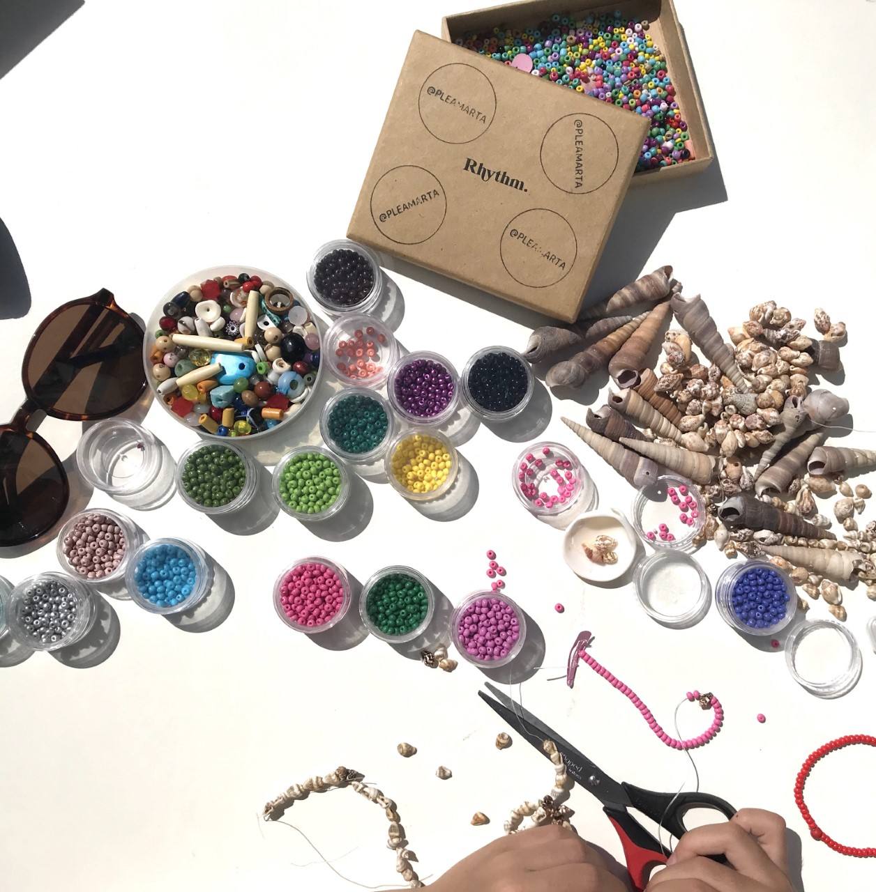 Fotos: La familia de Getxo que pasó de hacer collares y pulseras en la cuarentena a fundar su firma de bisutería