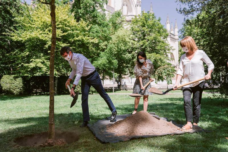 Gorka Urtaran y Barkartxo Tejeria durante la plantación del 'Árbol del amor' para conmemorar el 200 aniversario de la Florida. 