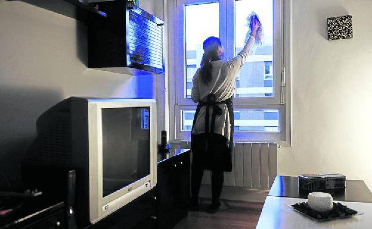 Trabajadoras del hogar, cuatro meses y medio de espera para cobrar un subsidio