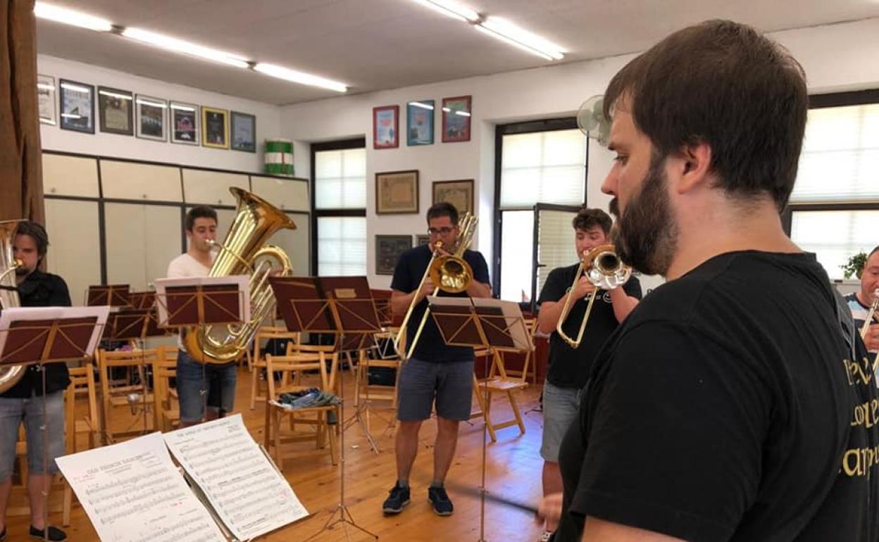 Miembros de Euskadi Brass Ensemble en un momento de los ensayos de la formación. E.C.