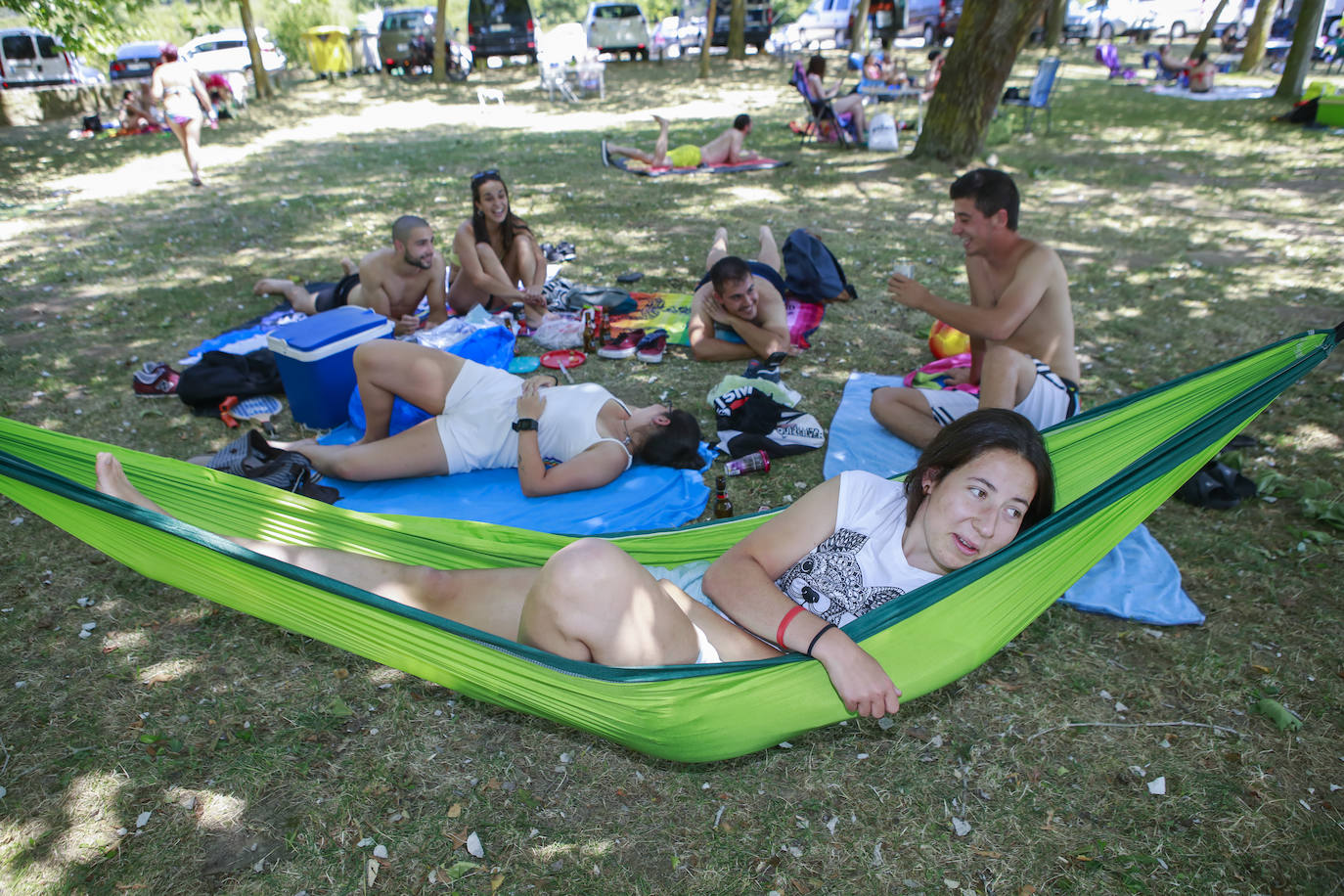 Alaveses y visitantes de Bizkaia y Gipuzkoa han elegido el pantano para hacer frente al calor.