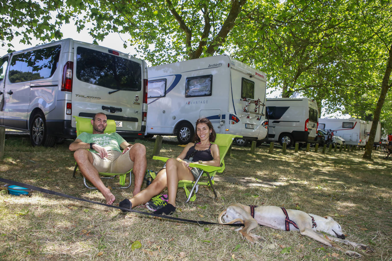 Alaveses y visitantes de Bizkaia y Gipuzkoa han elegido el pantano para hacer frente al calor.