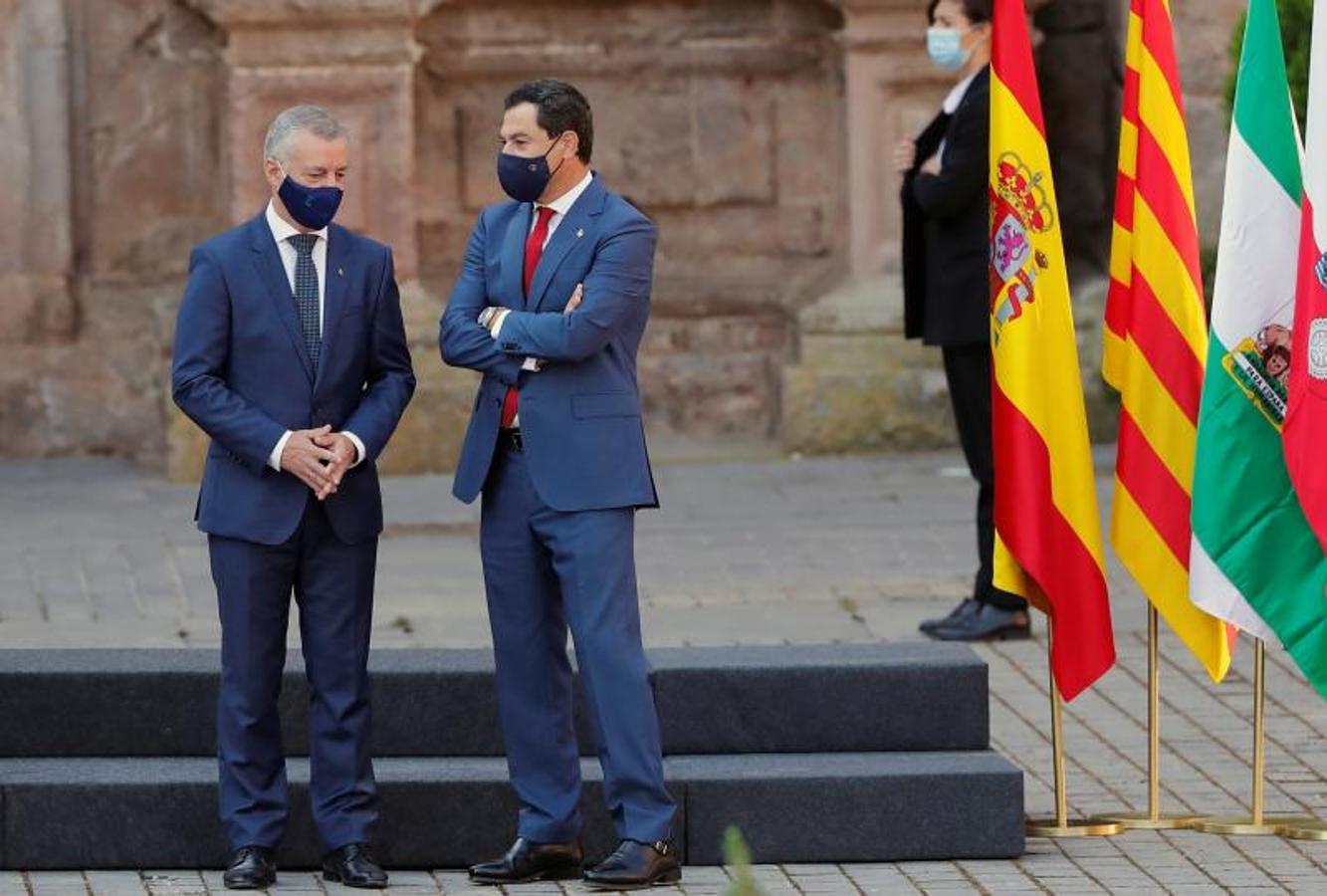 El lehendakari, Íñigo Urkullo (i), y el presidente andaluz, Juanma Moreno, conversan a su llegada al monasterio de San Millán de Yuso