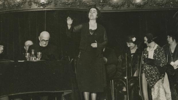 1. Clara Campoamor logró que el derecho al voto se hiciera extensivo a las mujeres españolas en 1931. La diputada del Partido Radical no dudó en enfrentarse a la propia izquierda y a sus congéneres para conseguirlo. «¿Cómo puede decirse que cuando las mujeres den señales de vida por la República se les concederá como premio el derecho a votar?», espetó desde la tribuna del Parlamento el día de la votación. Clara Campoamor, además, luchó a ultranza a favor de la no discriminación por cuestión de sexo y la igualdad jurídica entre hijos e hijas habidos dentro y fuera del matrimonio.