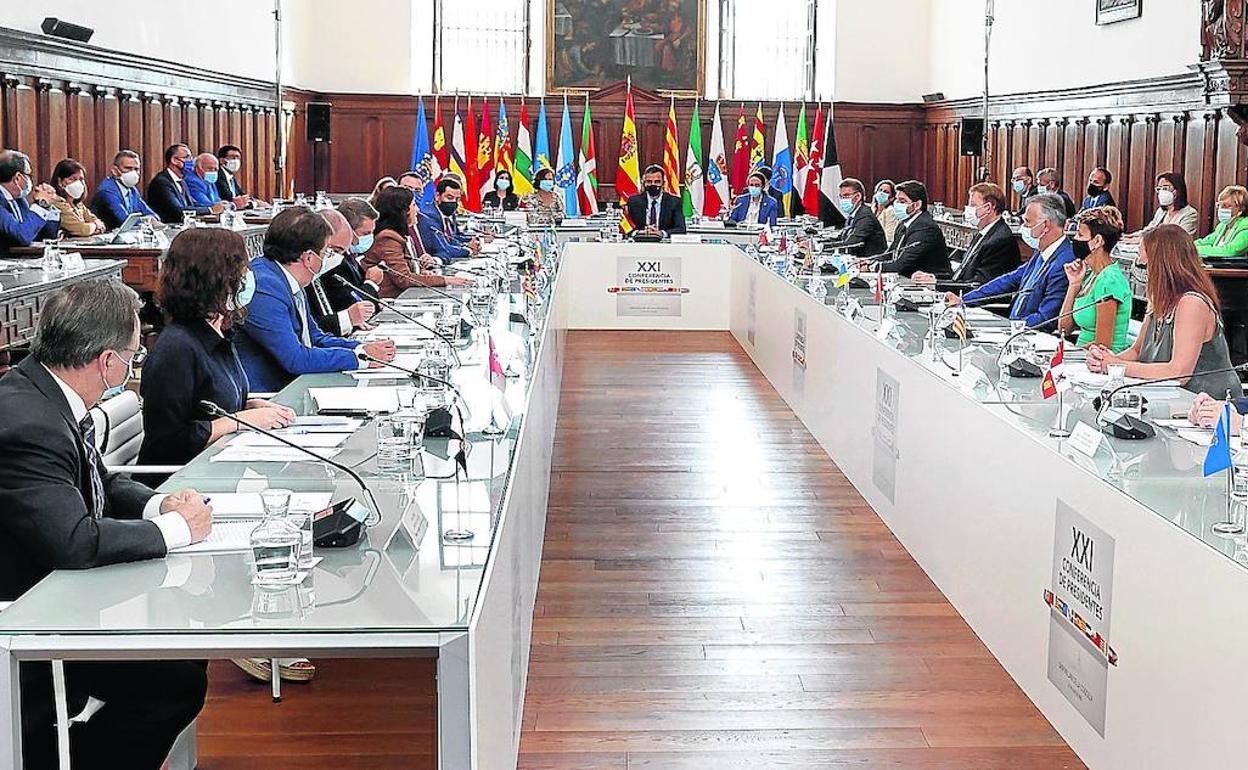 Sánchez presidió la cumbre autonómica en el refectorio del monasterio riojano de Yuso. 