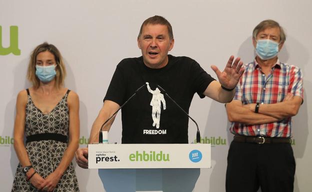 El coordinador de EH Bildu, Arnaldo Otegi, acompañado por Miren Zabaleta (i) y Rafa Díaz (d) durante una rueda de prensa este sábado. 