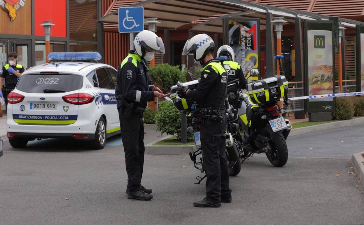 Agentes locales, esta tarde de domingo en uno de los dos restaurantes precintados de manera temporal. 