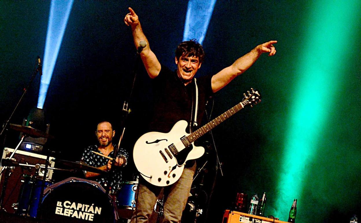 Javier Marcos, levantando los brazos de contento.