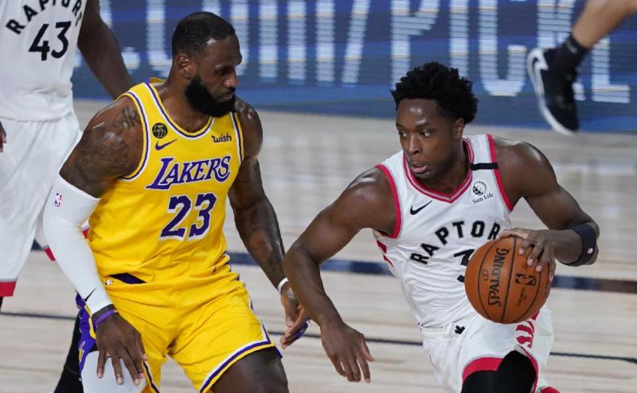 OG Anunoby encara a LeBron James durante el duelo entre Raptors y Lakers.