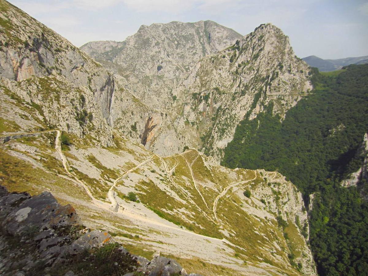 Desfiladero de la Hermida: El desfiladero de la Hermida de 21 kilómetro de largo, no solo es el desfiladero más largo de la Península Ibérica, sino que también es uno de los encargados de marcar el límite de los Picos de Europa. Situado en el occidente de Cantabria y rozando la zona oriental asturiana, se encuentra flanqueado por imponentes paredes de roca caliza que llegan a alcanzar los 600 metros de altura. En su interior encontrarás varios miradores, como el de Santa Catalina, que es uno de los más impresionantes y también varias rutas de senderismo. Pero si prefieres los deportes de aventura, además de la posibilidad de hacer actividades como la escalada deportiva, también podrás hacer una de las primeras Vías Ferratas que se hicieron en Cantabria y en la que podrás disfrutar de la vista de estas altas paredes de roca desde lo alto. Una experiencia recomendable sobre todo para los amantes de las alturas.