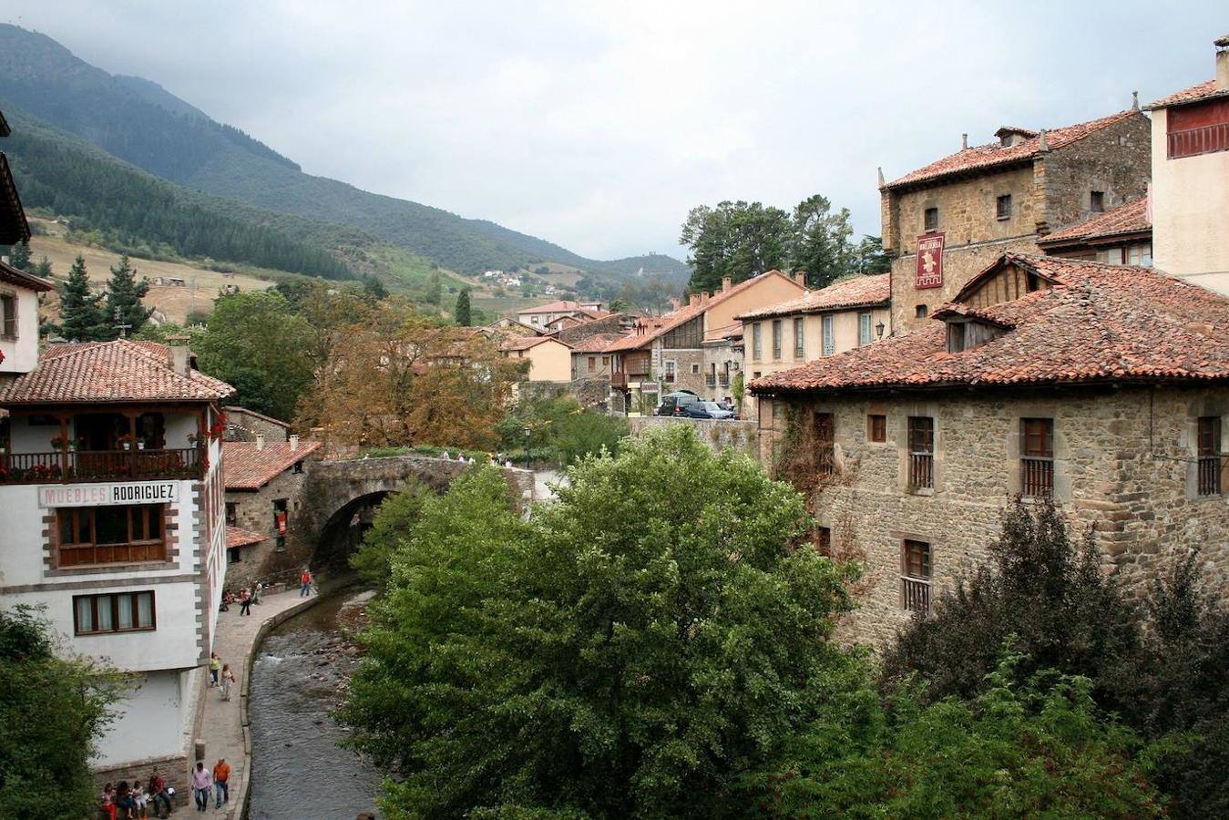 Potes: Esta es la capital de La Liébana y uno de esos pueblos con personalidad propia que no pueden faltar si te acercas al occidente de cantabria. Un territorio llano rodeado de montañas y en el que se unen los ríos Deva y Quiviesa, todo flanqueado por un espectacular paisaje. Además de ser la villa de los puentes (de ahí su nombre), de las torres, las callejuelas y los caserones, también destaca lo gastronómico y la amplia posibilidad de alternativas de ocio deportivas y naturales que podrás tener a través del senderismo, la bicicleta de montaña, la escalada, la pesca... 