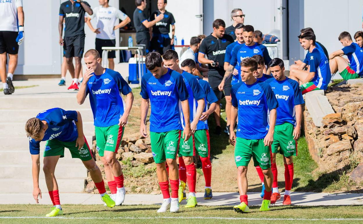 Los jugadores del Alavés salen a entrenar en Los Ángeles de San Rafael en 2019. 