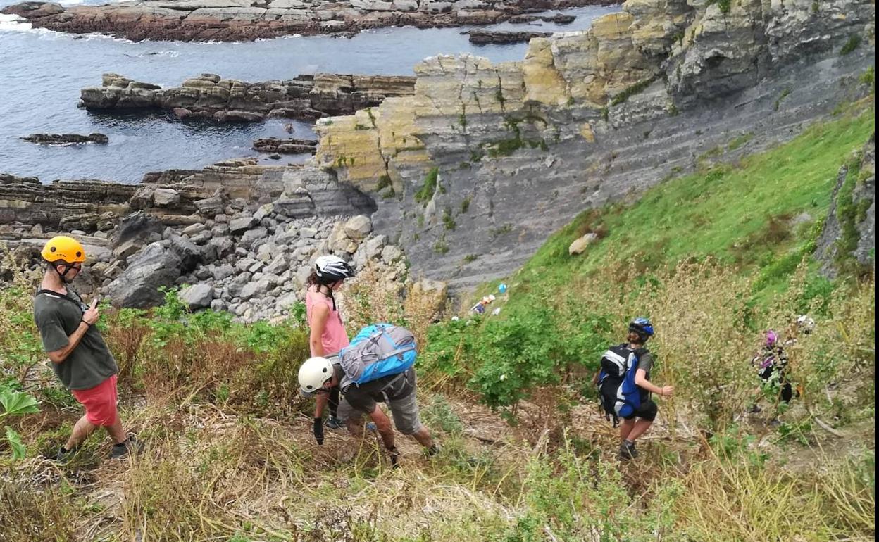 voluntarias en Izaro durante el marcaje /