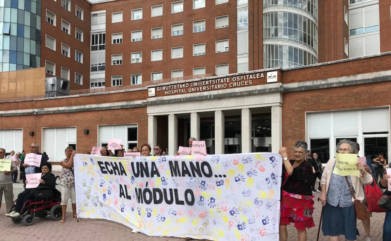 Familiares de usuarios y trabajadores protestan para pedir la continuidad del módulo frente al Hospital de Cruces. 