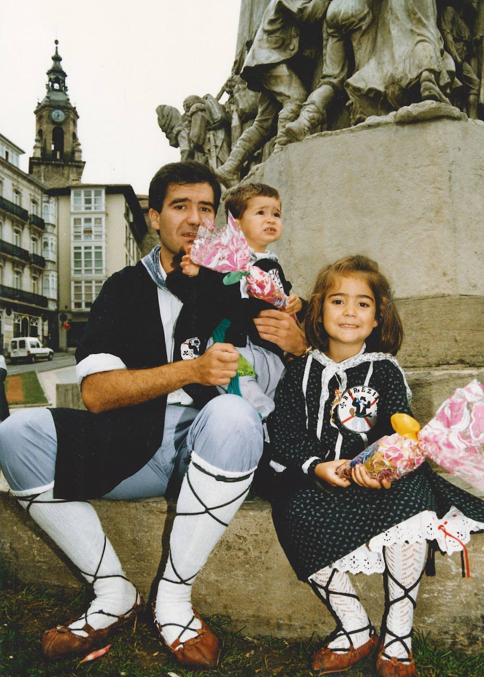 La actual concejala de Cultura del Ayuntamiento de Vitoria, la socialista Estíbaliz Canto, comparte esta foto en la que posa vestida con el traje de neska y con parte de su familia en la plaza de la Virgen Blanca que, como puede apreciarse, aún tenía sus recordados jardines. Un recuerdo típico de las fiestas con el que, a buen seguro, se sienten identificados muchos vitorianos.