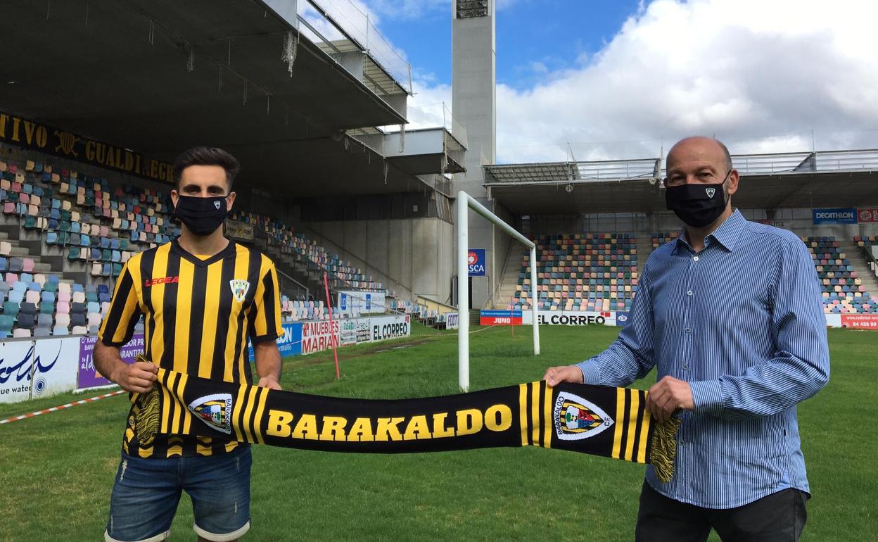 Jurgi Oteo ha sido presentado en Lasesarre junto al presidente Jesús María Isusi 