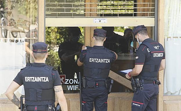 Agentes de la Ertzaintza han cerrado este miércoles un restaurante de la plaza Amárica.