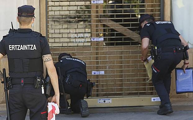 Momento en el que los agentes precintan el local de la plaza Amárica. 