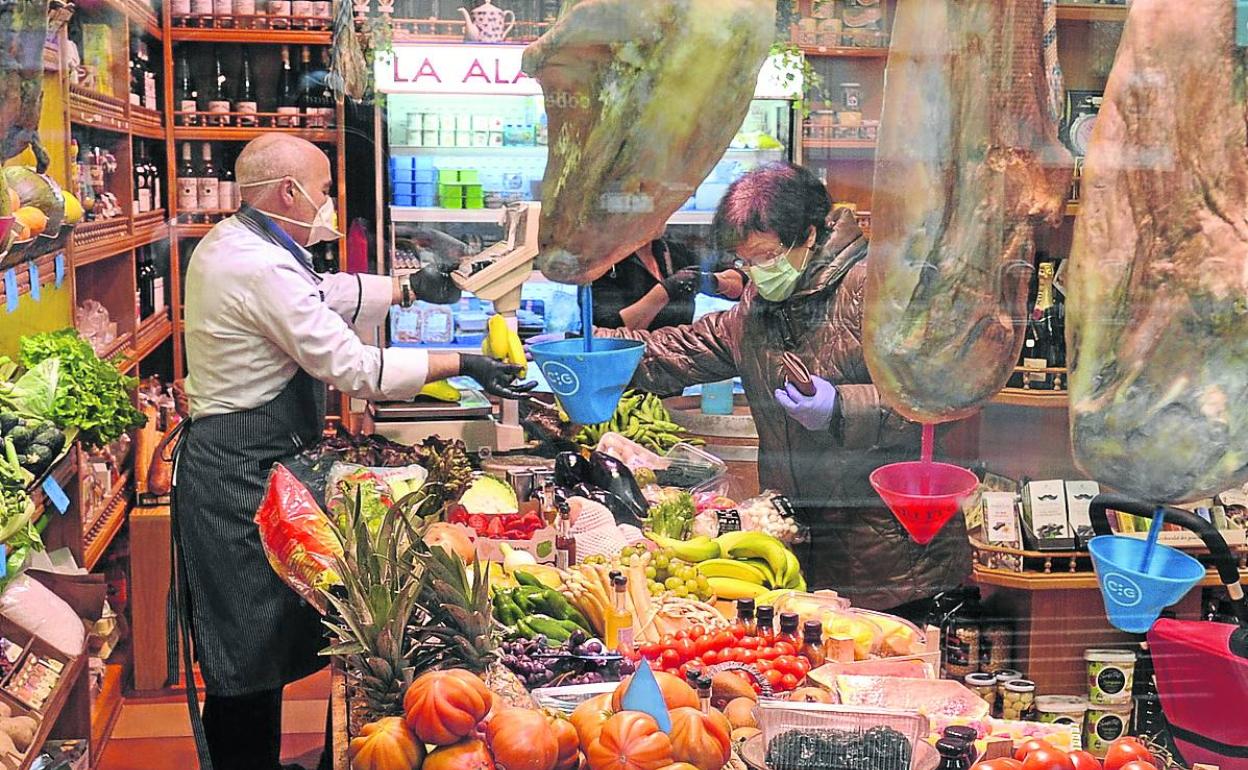 El pequeño comercio ha perdido parte de su clientela por culpa de la pandemia, constata el sector. 