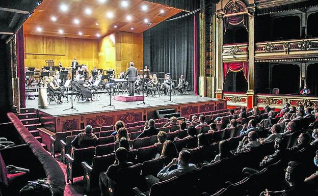 La Banda Municipal de Música de Vitoria, durante la interprertación de su repertorio en el Principal. 