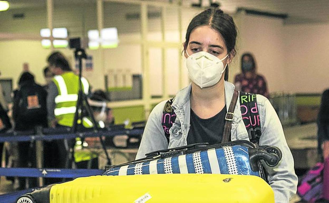 El uso de la mascarilla es obligatorio en el aeropuerto.