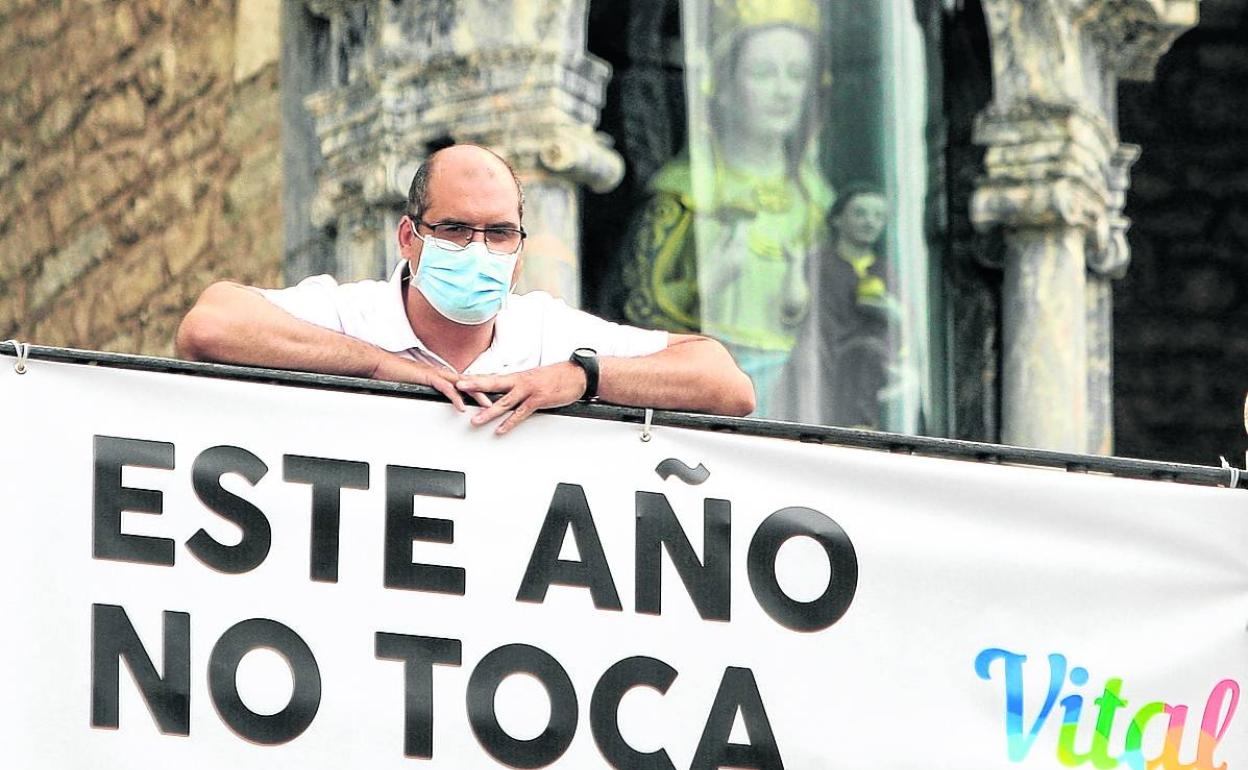 Sergio González, en la balconada de San Miguel, con el lema de La Blanca 2020. 