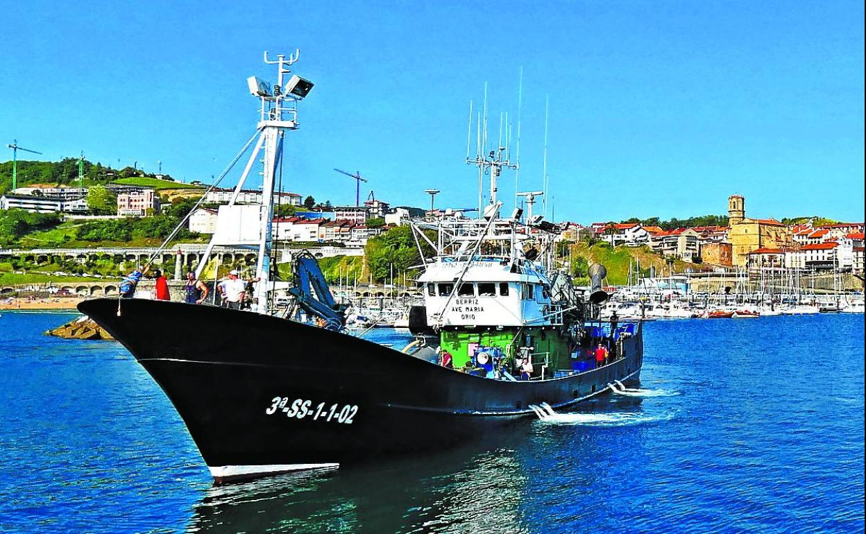 Un barco de Getaria zarpa del puerto tras haber realizado las descargas de bonito. 