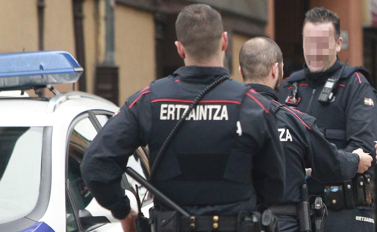 Agentes de la Ertzaintza durante otra actuacion. 