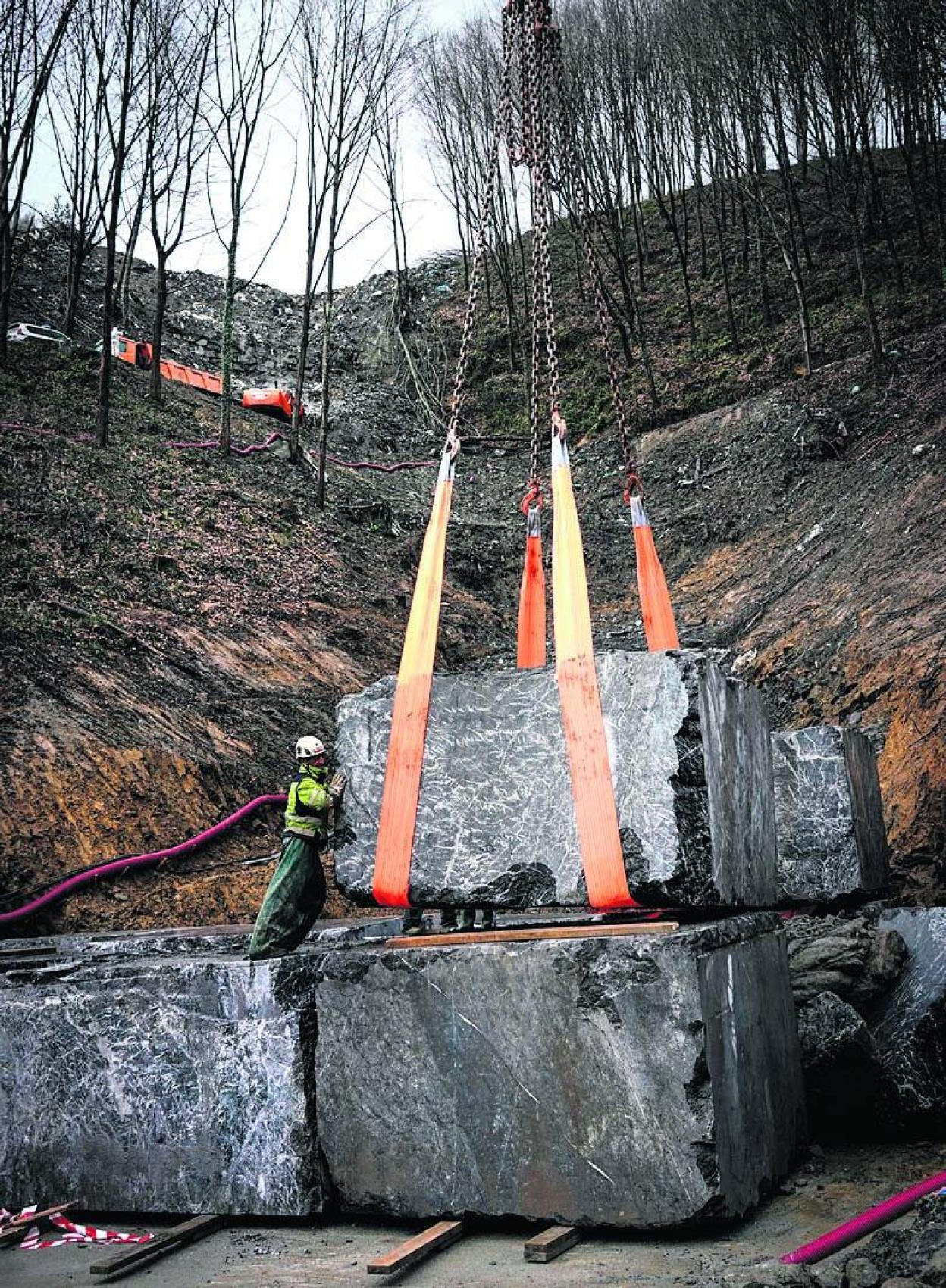 Protección. Trabajos para levantar un muro junto a la autopista. 