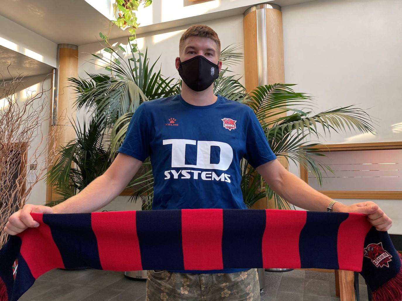 Giedraitis posando con la bufanda del club