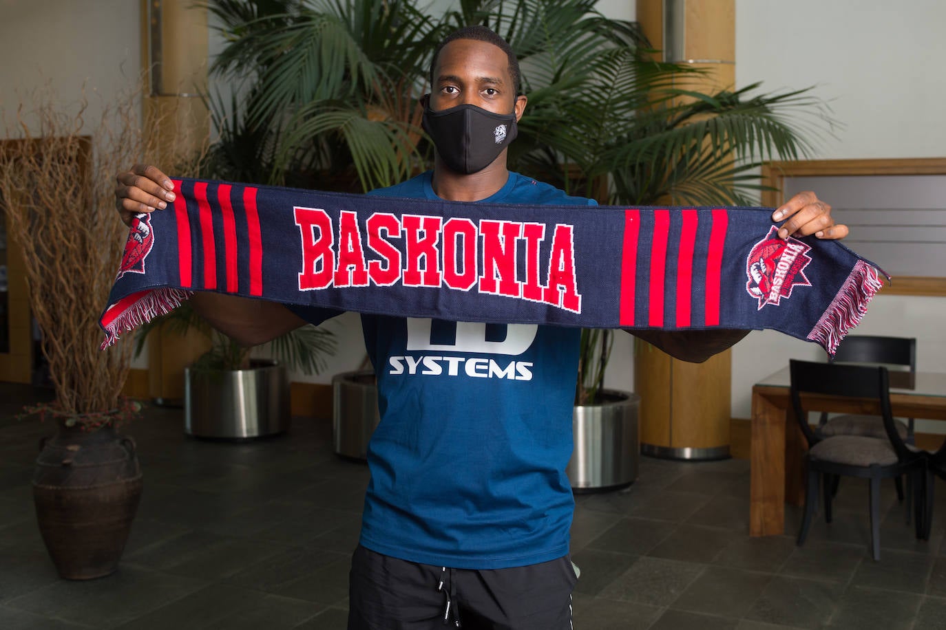 Carrington también ha posado con la bufanda