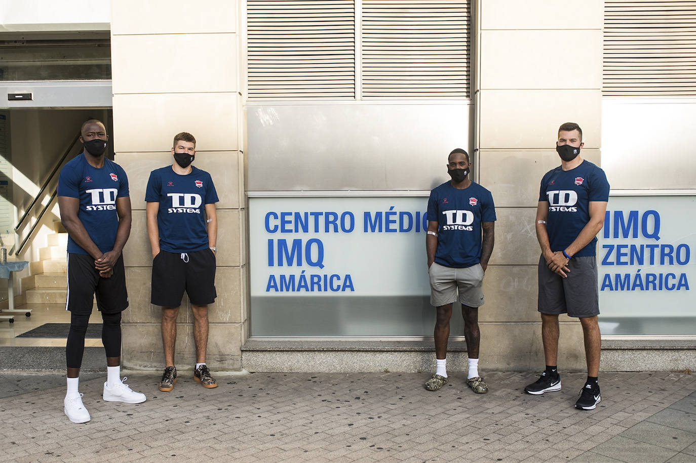 Fotos: Los jugadores del Baskonia pasan el reconocimiento médico