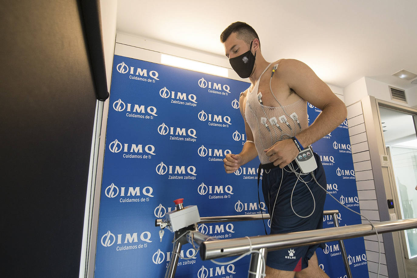 Fotos: Los jugadores del Baskonia pasan el reconocimiento médico