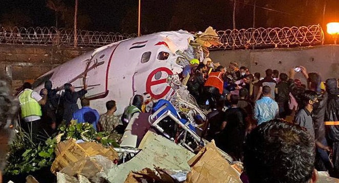 Fotos: Las imágenes más espectaculares del accidente del avión en India