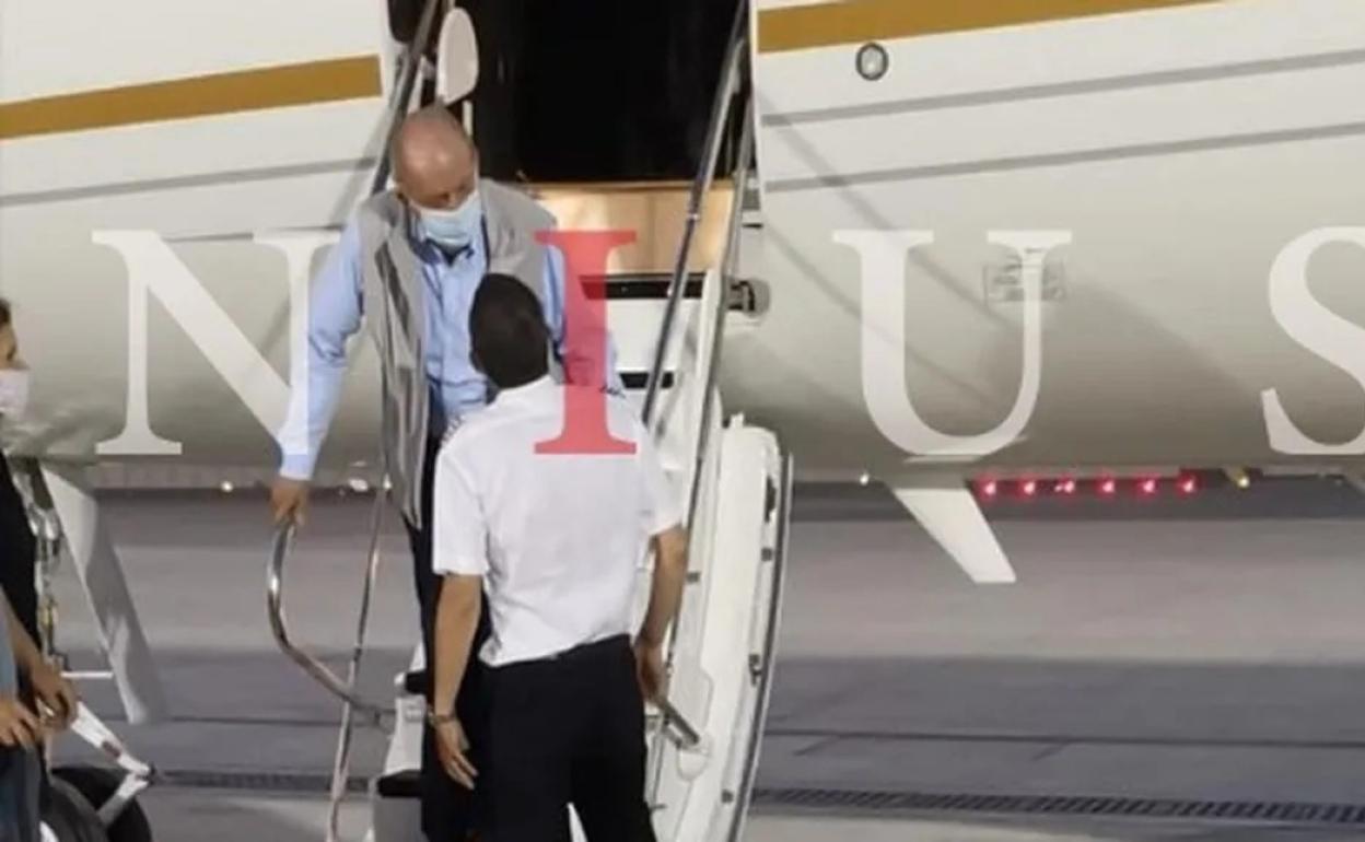 Juan Carlos I tras aterrizar en el aeropuerto de Abu Dhabi.