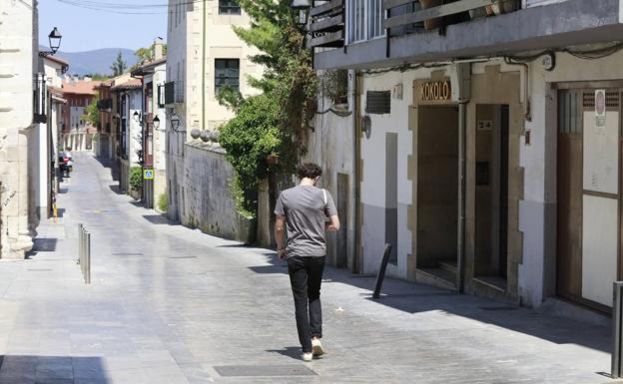 Un hombre camina frente al bar Kokolo de Salvatierra.