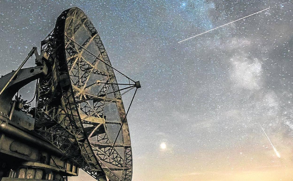 Dos perseidas en el cielo de Chequia durante la lluvia de meotoros de agosto de 2018. 