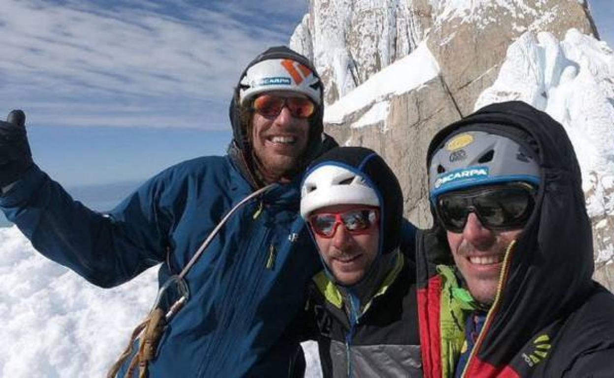 En el centro, Matteo Pasquetto, y a la izquierda Bernasconi. Della Bordella se halla en primer plano.