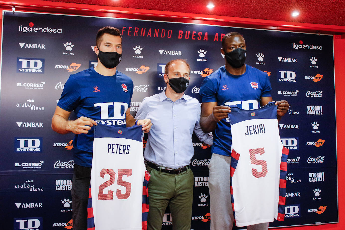 Peters y Jekiri muestran sus camisetas durante la presentación, junto a Félix Fernández. 